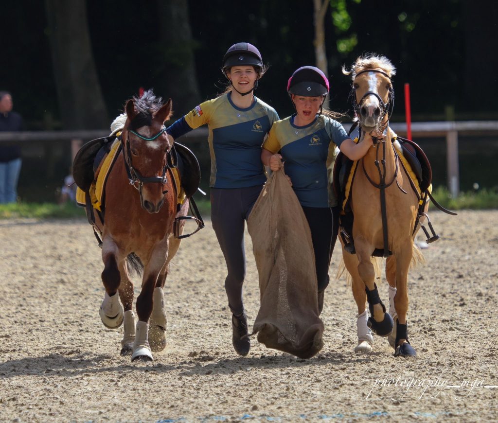 Mounted Games Reiterinnen mit ihren Ponys im Team Forest Royal