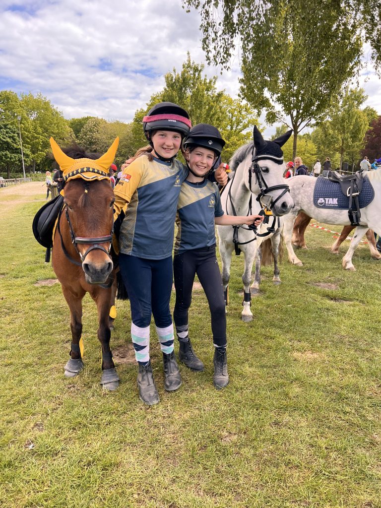 Junge Mounted Games Reiterin im sportlichen Wettbewerb